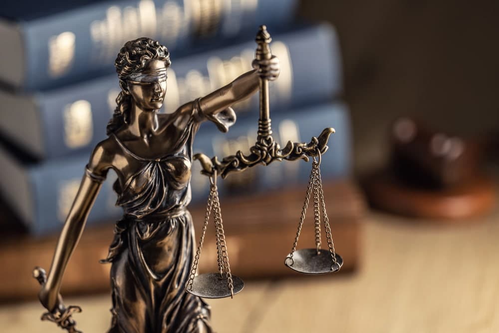 Image shows a statue of Lady Justice holding balanced scales, representing how courts review DUI convictions from other states when determining penalties in Florida.